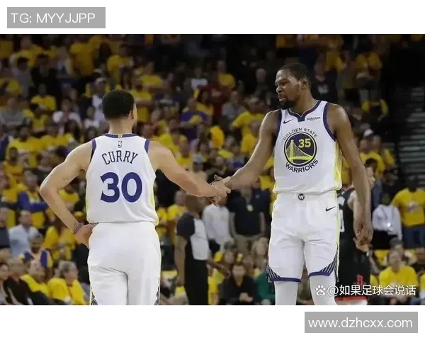 杜兰特与足球明星亲密合照展现运动员间的友谊与激情